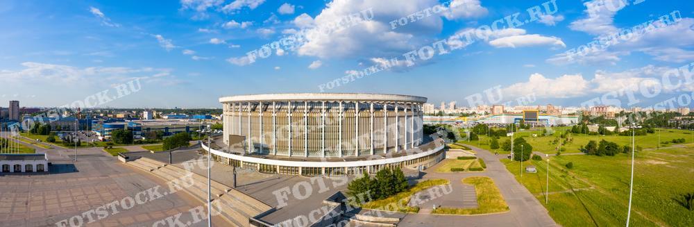 На фотографии изображен панорамный вид на Санкт-Петербург. Снимок подойдёт для статей о городских достопримечательностях, путеводителей, а также может использоваться в презентационных материалах о Санкт-Петербурге.